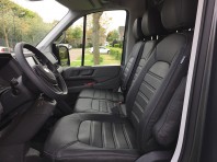 Pasvorm autostoelhoezen (3 zits) VW Crafter / MAN TGE 2017-heden (STANDAARD STOEL, DUOBANK MET SPLIT IN ZITTING) - Kunstleer zwart