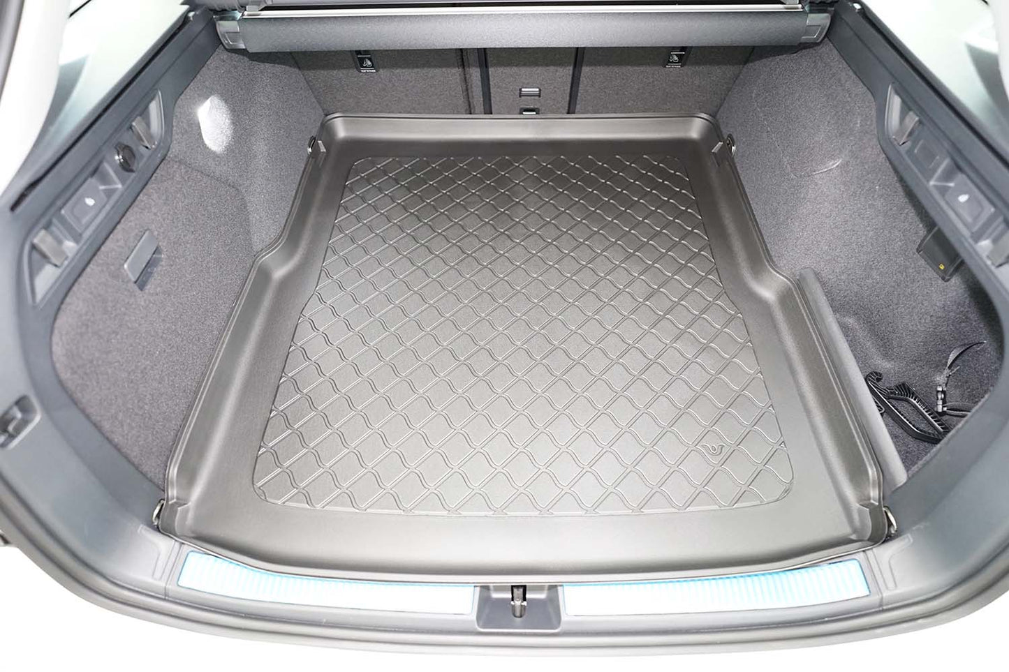 Kofferbakmat Skoda Superb stationwagon - 2024-heden - Guardliner (Past in versie met hoge kofferbakvloer, verstelbare vloer in hoge stand, past ook in Hybrid MHEV/Plug-in Hybrid)