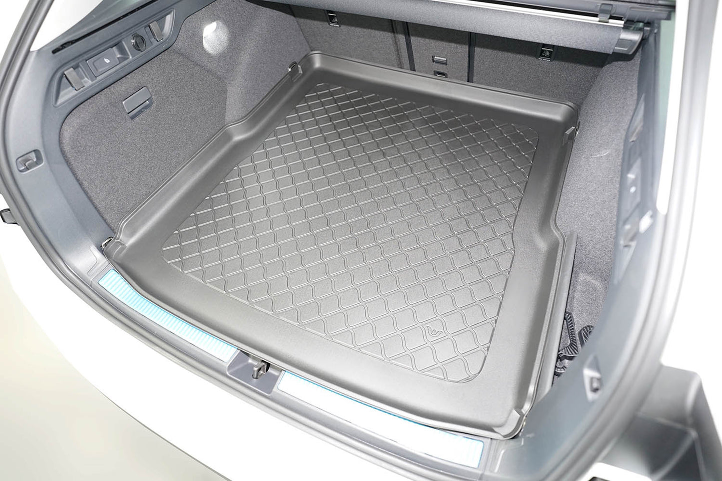 Kofferbakmat Skoda Superb stationwagon - 2024-heden - Guardliner (Past in versie met hoge kofferbakvloer, verstelbare vloer in hoge stand, past ook in Hybrid MHEV/Plug-in Hybrid)