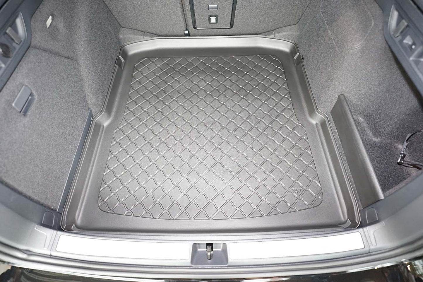 Kofferbakmat Skoda Superb stationwagon - 2024-heden - Guardliner (Ook voor hybrid MHEV, niet voor Plug-in Hybrid. Past in versie met lage kofferbakvloer, versie zonder verstelbare vloer versie)