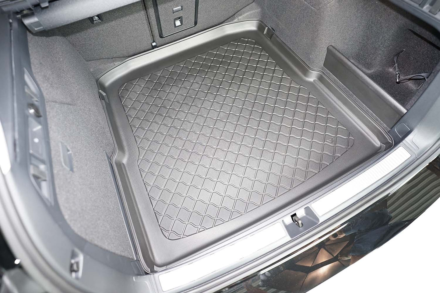 Kofferbakmat Skoda Superb stationwagon - 2024-heden - Guardliner (Ook voor hybrid MHEV, niet voor Plug-in Hybrid. Past in versie met lage kofferbakvloer, versie zonder verstelbare vloer versie)