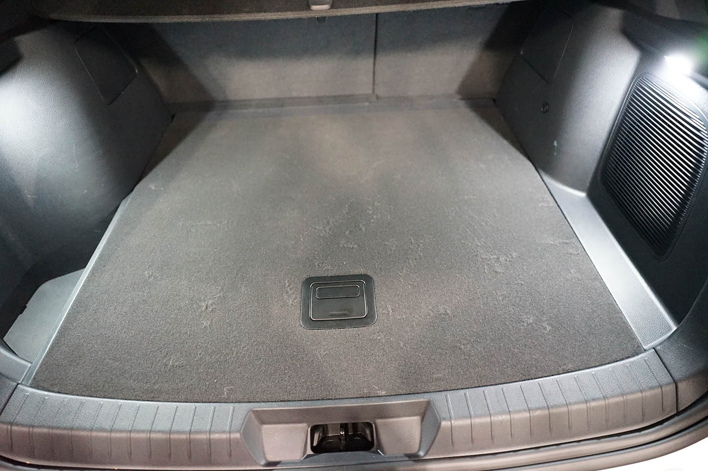 Kofferbakmat BYD Seal U (electric) / BYD Seal U DM-i Plug-in Hybrid 2024-heden (kofferbakvloer in hoge stand, rechter flap kan er af bij subwoofer) - Guardliner