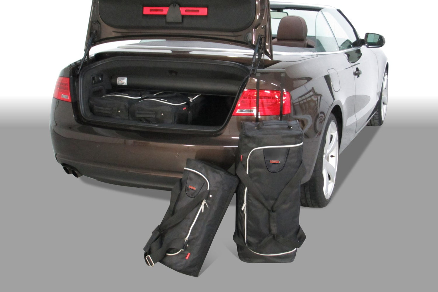 Reistassenset Audi A5 Cabriolet (8F7) 2009-2016 (Met de cabriokap open passen er 3 trolleytassen en 2 reistassen in de kofferruimte)