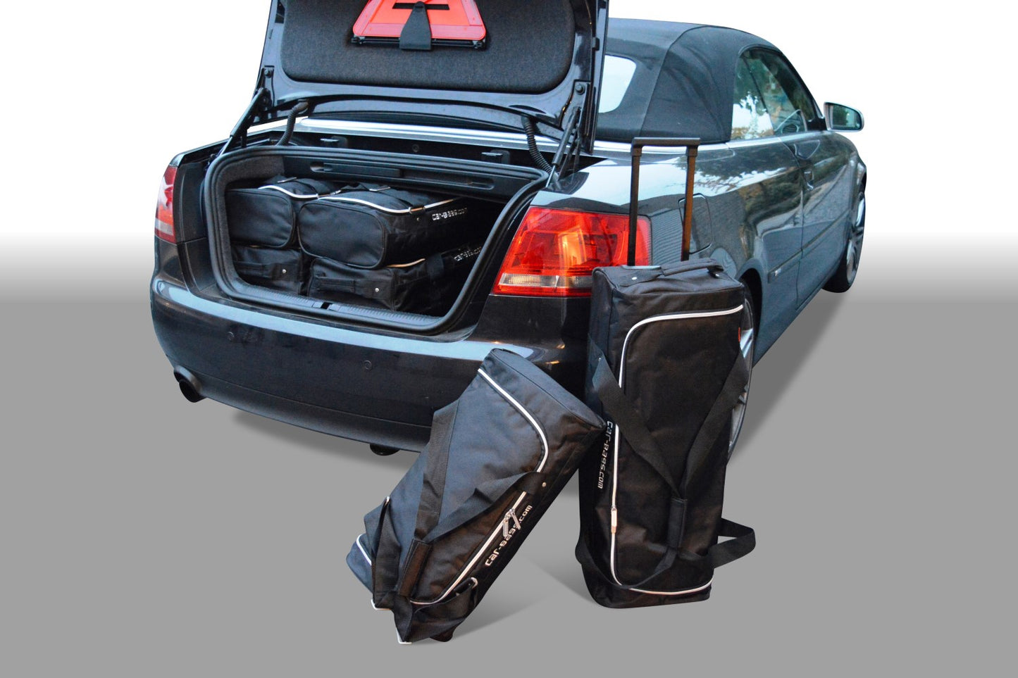 Reistassenset Audi A4 Cabriolet (B6) 2001-2004 (Met de cabriokap open passen er 3 trolleytassen en 1 reistas in de kofferruimte)