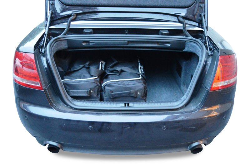 Reistassenset Audi A4 Cabriolet (B6) 2001-2004 (Met de cabriokap open passen er 3 trolleytassen en 1 reistas in de kofferruimte)