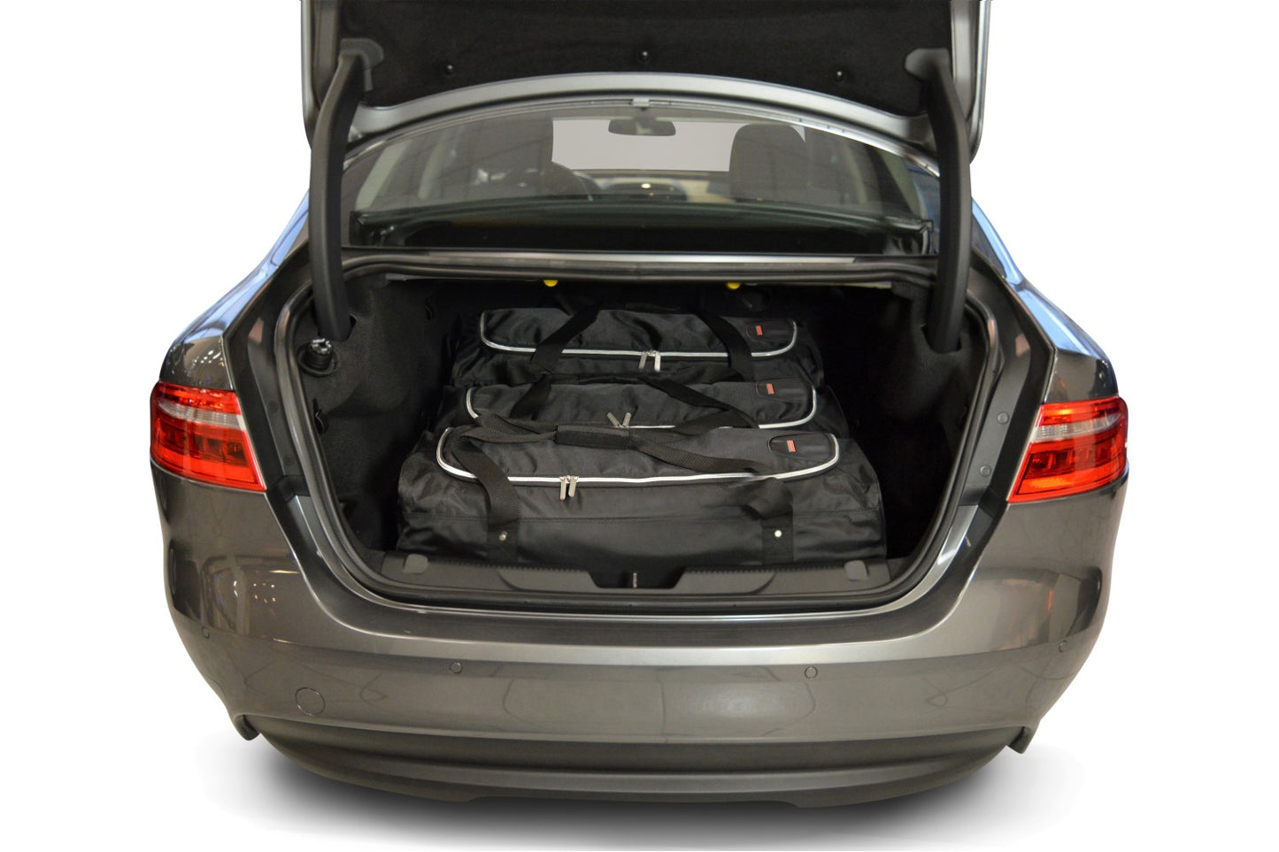 Reistassenset Jaguar XE 2015-heden 4-deurs sedan (Trolleytassen dwars op de rijrichting geplaatst)