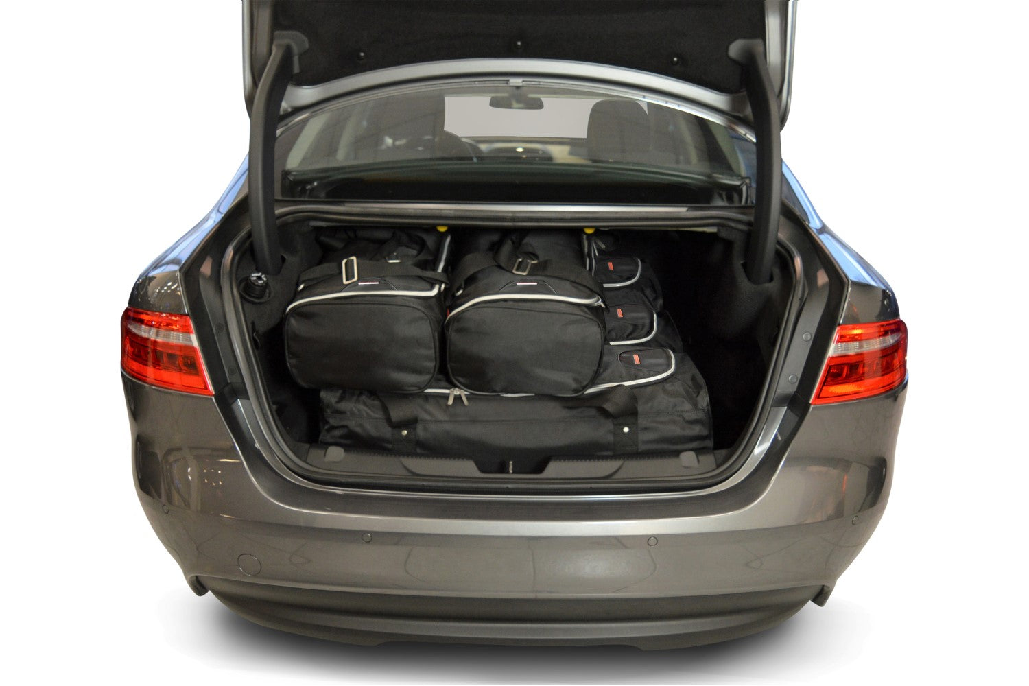 Reistassenset Jaguar XE 2015-heden 4-deurs sedan (Trolleytassen dwars op de rijrichting geplaatst)