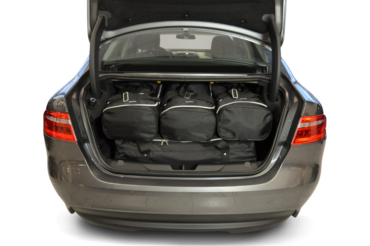 Reistassenset Jaguar XE 2015-heden 4-deurs sedan (Trolleytassen dwars op de rijrichting geplaatst)