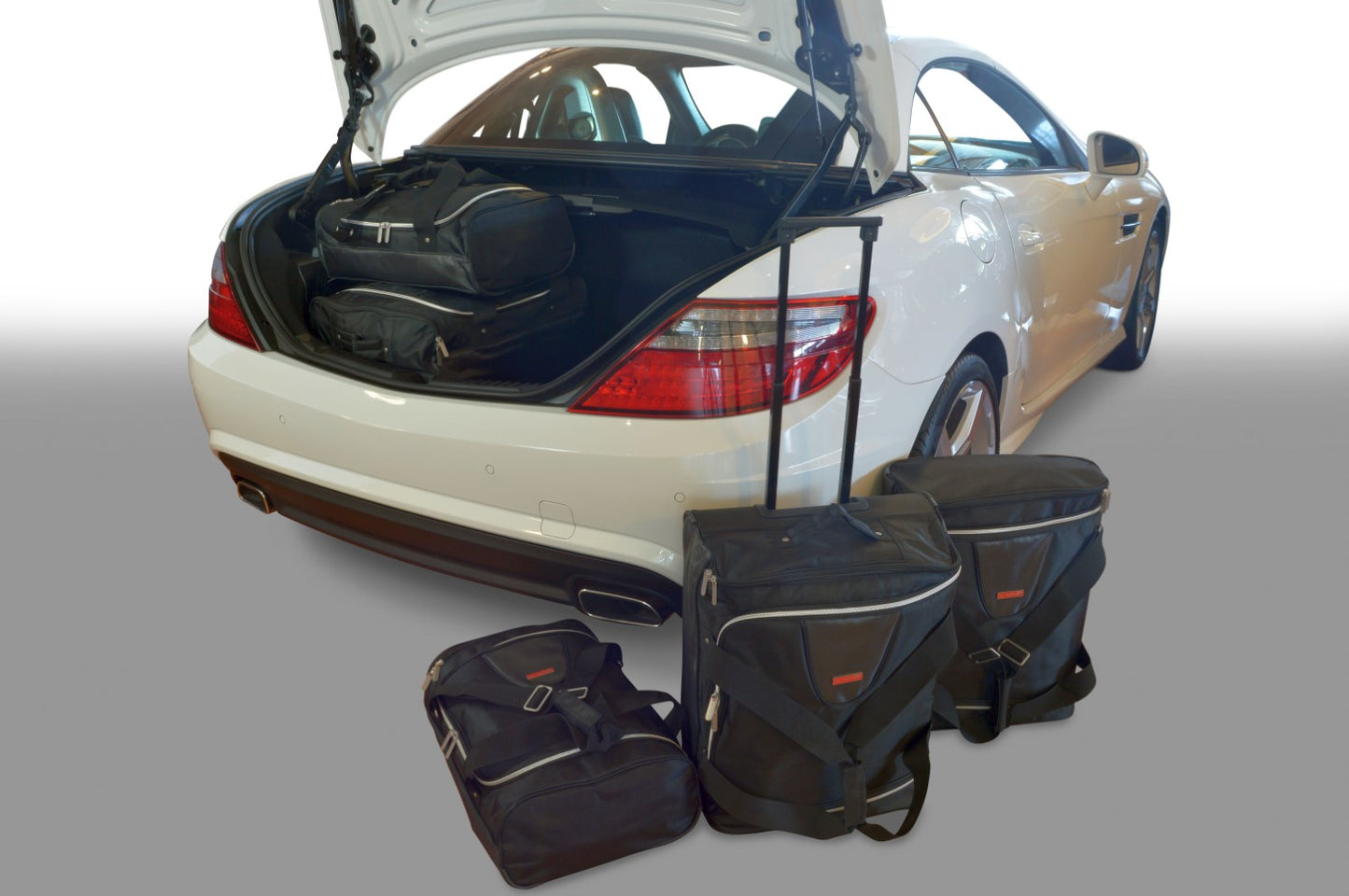 Reistassenset Mercedes SLK (R171) 2004-2010 (Met de cabriokap open passen er 2 trolleytassen en 1 reistas in de kofferruimte)