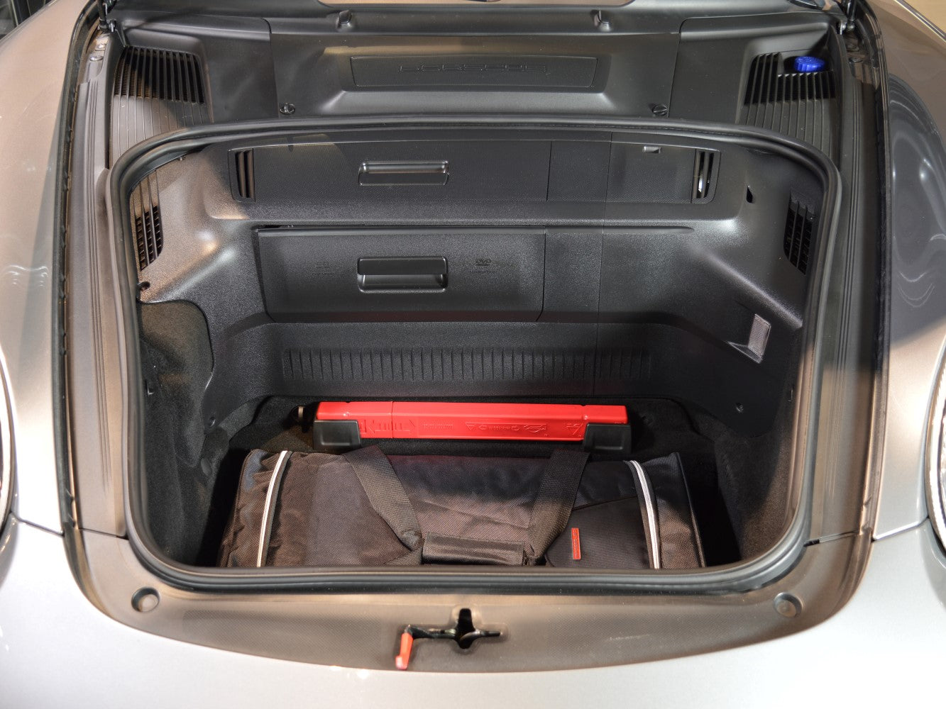 Reistassenset Porsche Boxster (987) 2004-2012 (2WD + 4WD. Met CD-wisselaar in de bagageruimte)