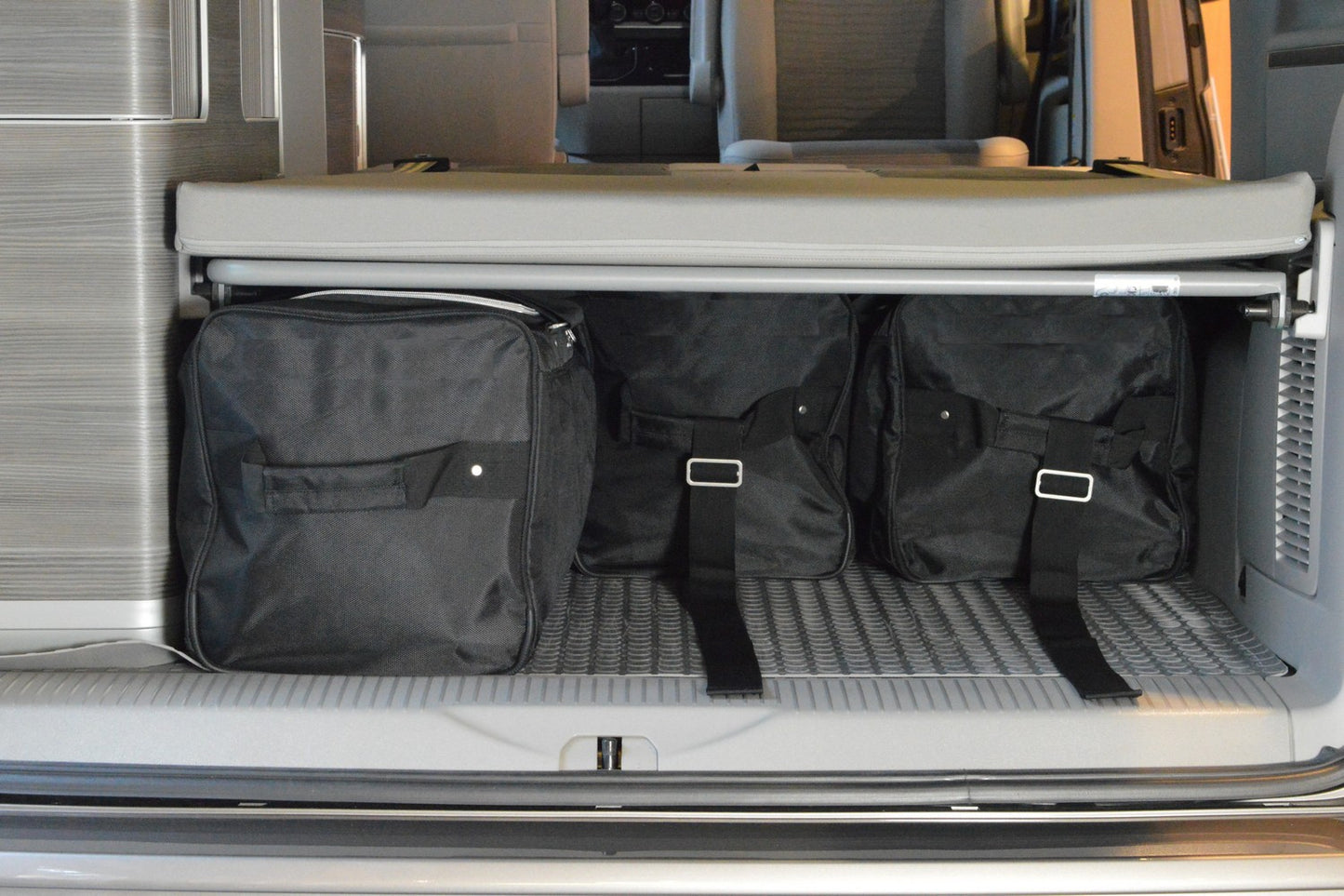 Kofferbak tas  Volkswagen California T6 - T6.1 2015-2024 (BxHxL= 31 x 35 x 65 cm; Met trekband om de tas onder het bed vandaan te trekken)