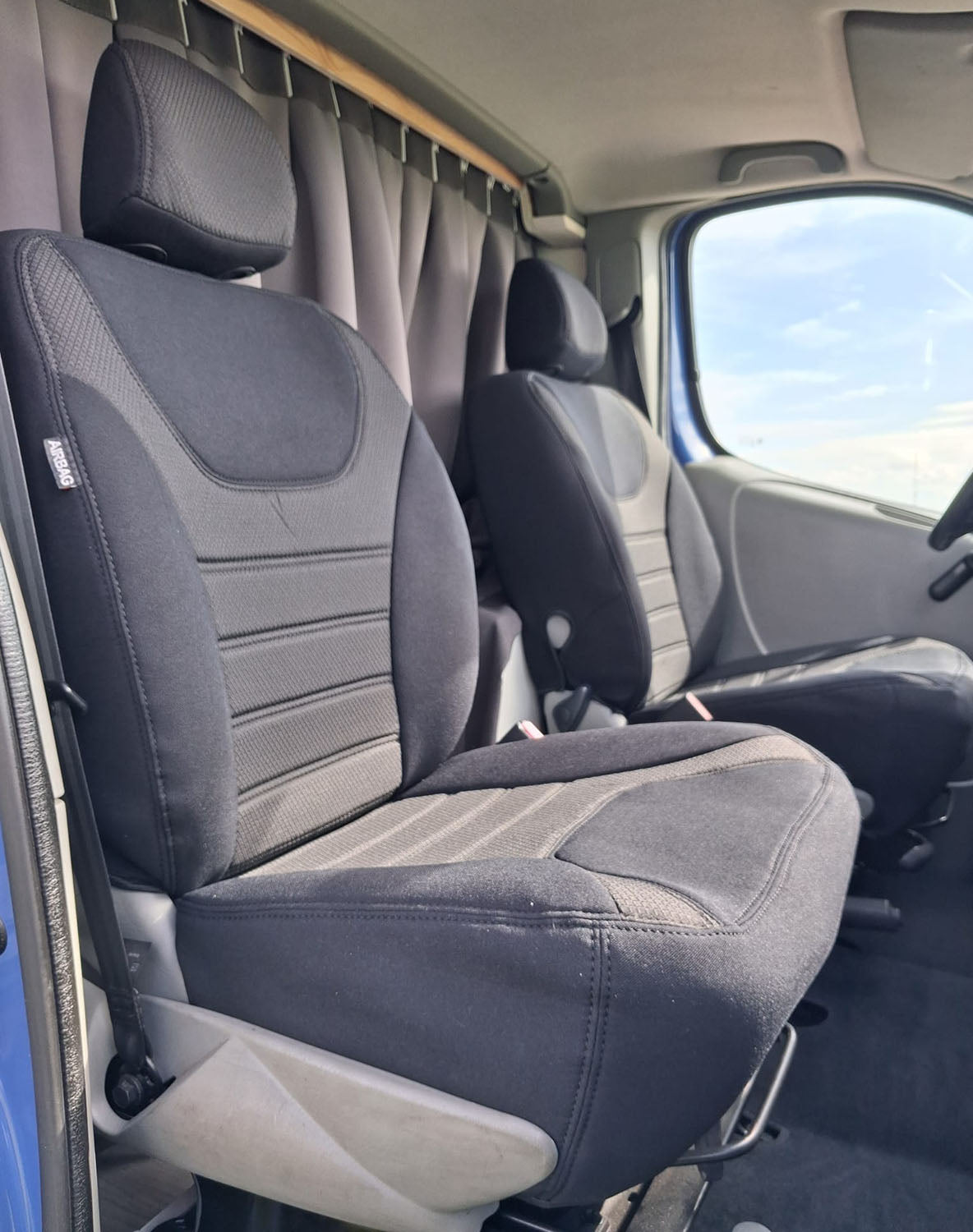Pasvorm stoelhoezen Opel Vivaro A 2001-2014 (geschikt voor 2 stoelen) - Stof zwart